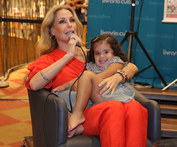 Carolina Ferraz e a filha caçula, Isabel (Foto: Thiago Duran/AgNews)