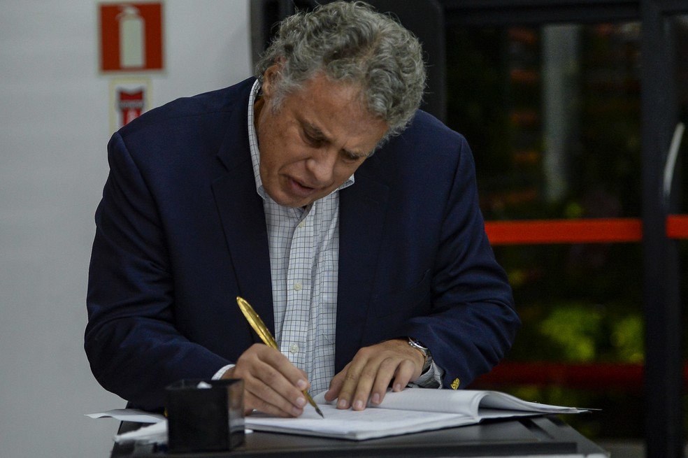 Gustavo Oliveira, VP do Flamengo, assina a posse para o próximo triênio — Foto: Marcelo Cortes/Flamengo
