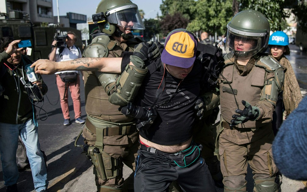 Policiais detêm manifestante que protestava contra a visita do Papa Francisco ao Chile, em Santiago (Foto: Eitan Abramovich/AFP)