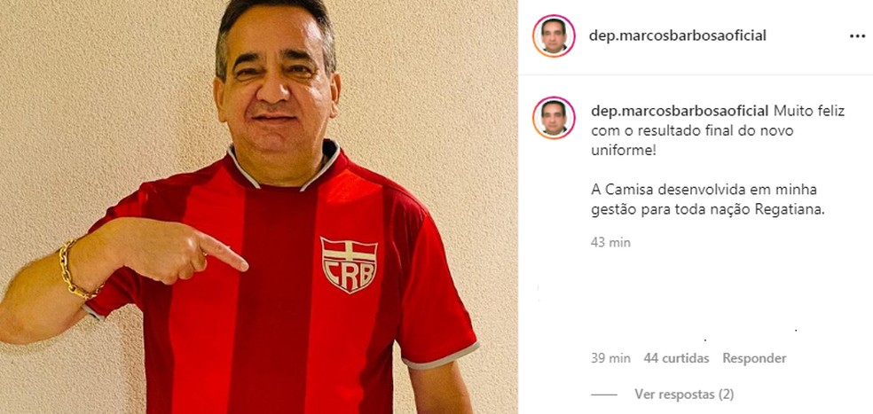 Ex-presidente do CRB, Marcos Barbosa tirou foto com a nova camisa e postou no Instagram — Foto: Reprodução Instagram