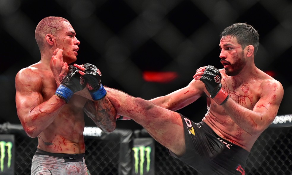 Julio Arce aceitou a luta em pÃ© de Sheymon Moraes no terceiro round do UFC 230 â?? Foto: Jason Silva