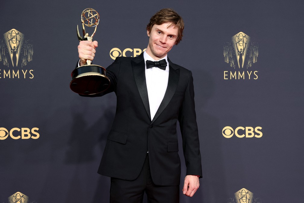 Evan Peters mostra a estatueta no Emmy 2021 — Foto: Rich Fury/Getty Images North America/Getty Images via AFP