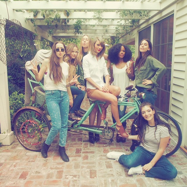 Taylor Swift e amigas, em foto publicada pela cantora na rede social (Foto: Reprodução/Instagram)