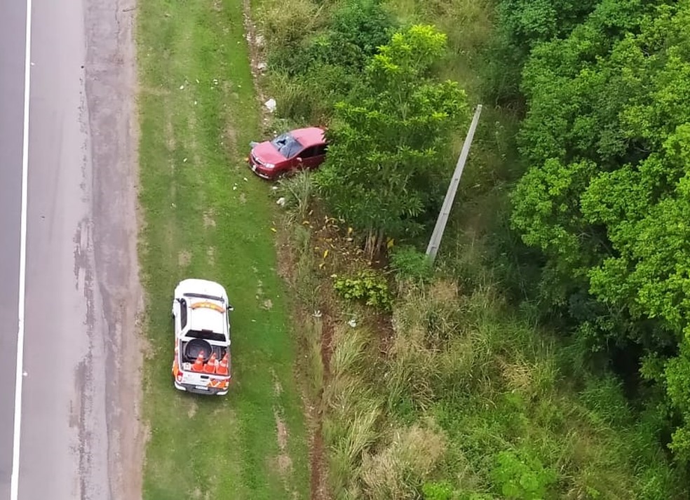 Três pessoas ficam feridas após carro capotar na BR-324 — Foto: Ascom/Graer