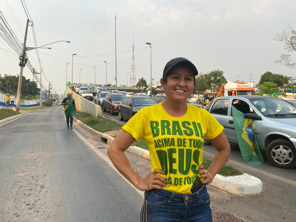 Pessoas vestiam camisetas verdes e amarelas em ato pró-governo em Cuiabá. — Foto: Carla Salentim/TV Centro América