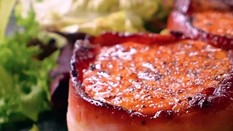 Medalhão de salmão enrolado no bacon acompanha purê de ervilha
