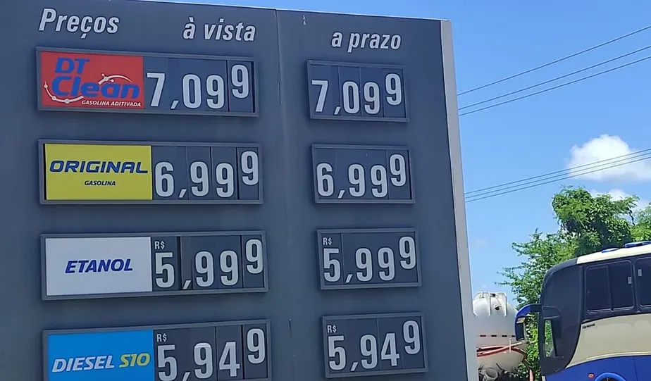 Gasolina custando R$ 6,99