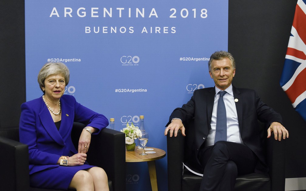 A primeira-ministra do Reino Unido, Theresa May, e o presidente da Argentina, Mauricio Macri, durante encontro à margem do G20, em Buenos Aires, na sexta-feira (30) — Foto: Gustavo Garello/Pool via Reuters