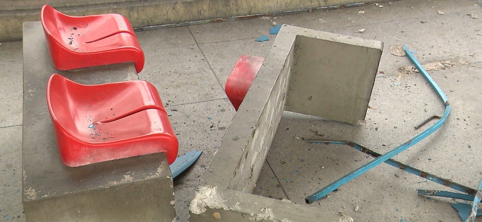 Carro derrubou grades e alguns bancos de concreto da integração de Campina Grande — Foto: Reprodução/TV Paraíba