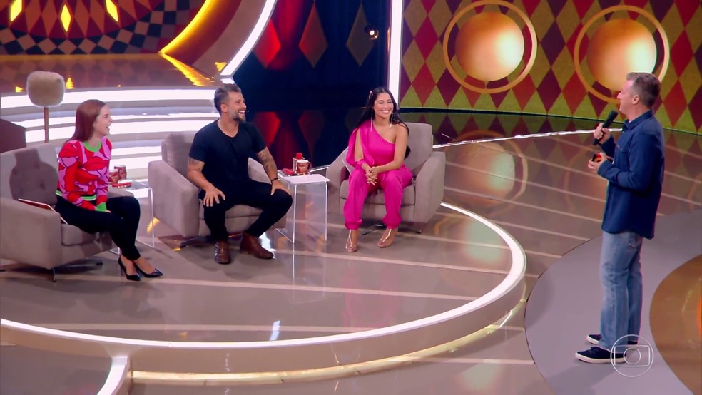 Bruno Gagliasso cai na risada junto com Sophia Abrahão, Thaynara OG e Luciano Huck no 'Gonga La Gonga' — Foto: TV Globo