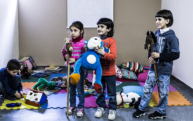 Crianças refugiadas brincam no Instituto ADUS, enquanto as mães aprendem português  (Foto: Guilherme Zauith/Editora Globo)
