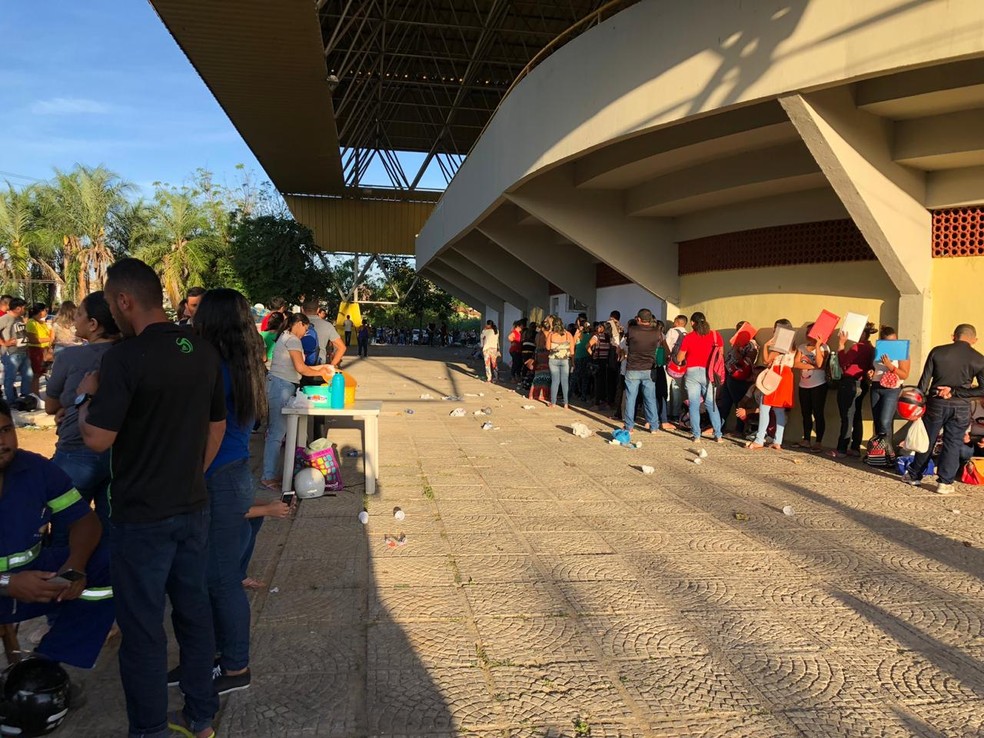 Candidatos esperam na fila para conseguir receber senha de inscriÃ§Ã£o. â Foto: Mateus Ferreira/TV Verdes Mares