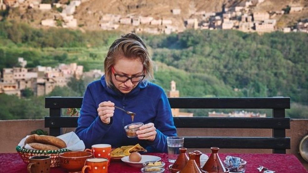 Getty Images — Foto: Turista no Marrocos; refeições nutritivas e com ingredientes locais são um dos atrativos do turismo de bem-estar