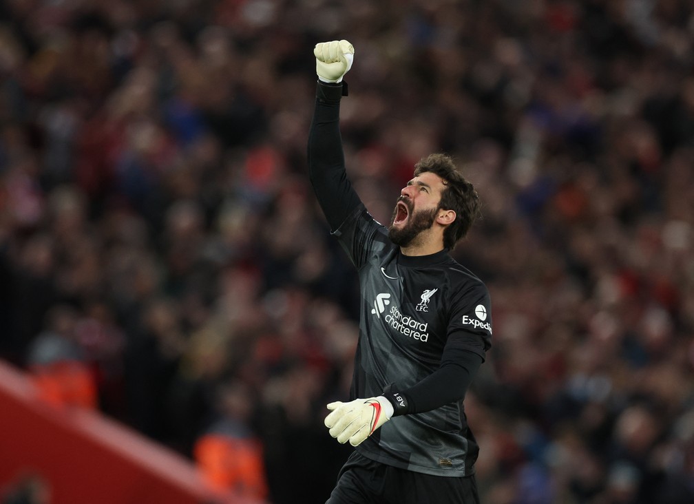 Alisson comemora em Liverpool x Manchester United — Foto: REUTERS/Phil Noble 