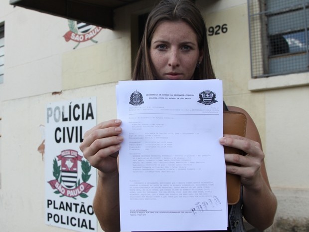 Bárbara mostra boletim de ocorrência que fez sobre o caso (Foto: Alex Pelicer/Diário da Região)
