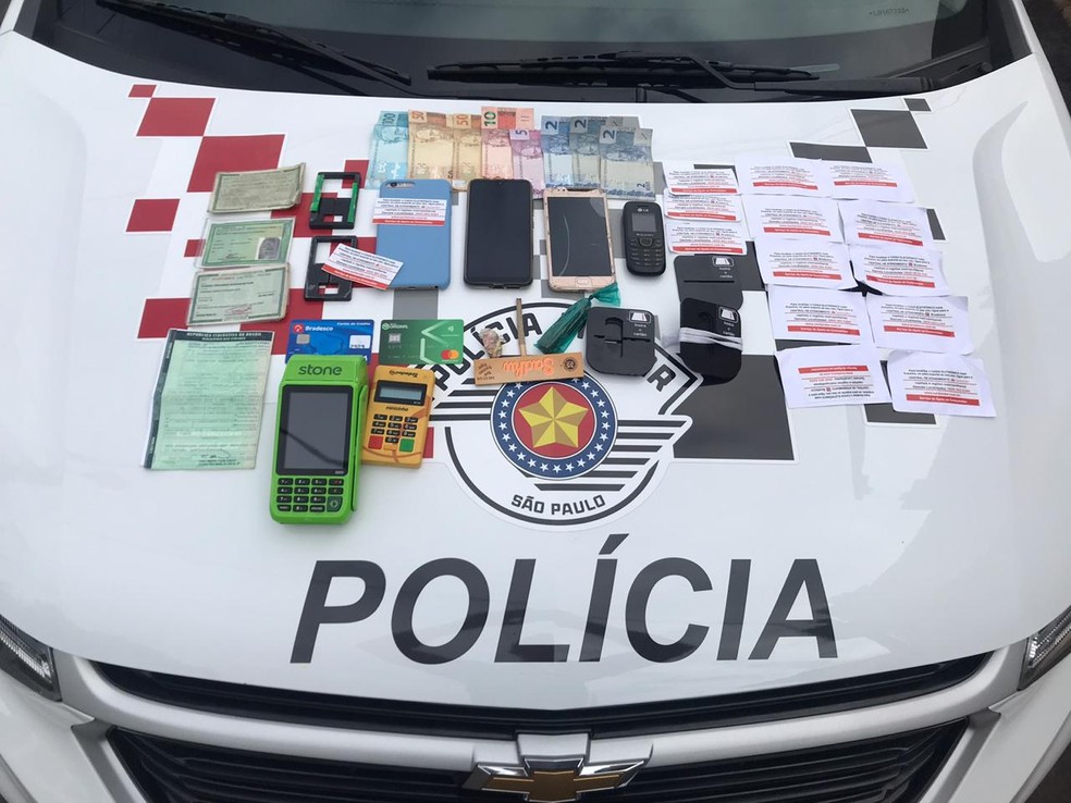 Polícia apreendeu celulares, máquinas de cartão, etiquetas falsas de bancos, R$ 227 e duas porções de maconha — Foto: Polícia Militar/Divulgação