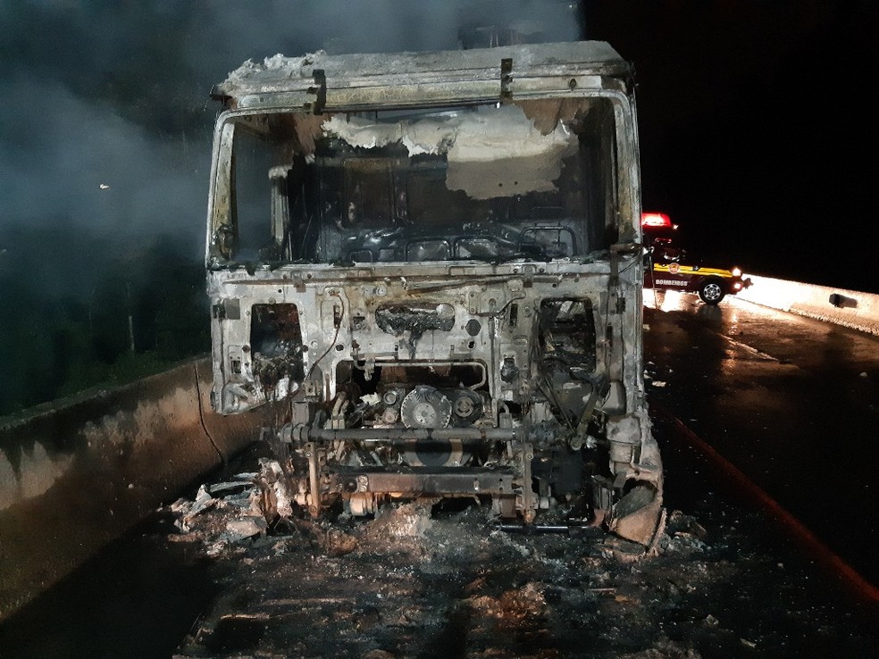 Carreta fica destruída em incêndio na BR-101 — Foto: PRF/Divulgação