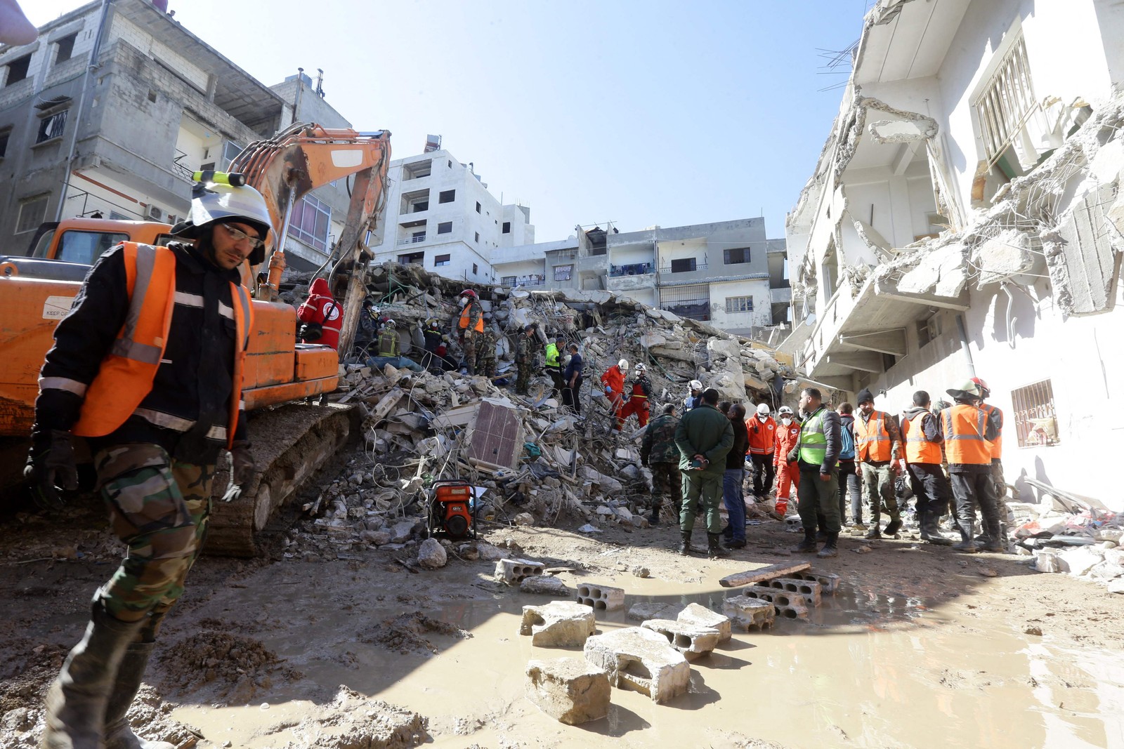 Município havia permanecido relativamente intocado pelos combates no país, mas violência do terremoto deixou irreconhecível a cidade — Foto: Karim SAHIB / AFP