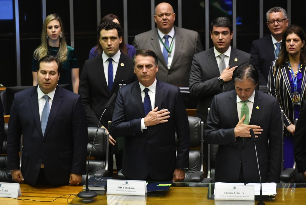 Jair Bolsonaro durante execução do hino nacional antes de ser empossado como novo presidente do Brasil, em Brasília — Foto: Nelson Almeida/AFP