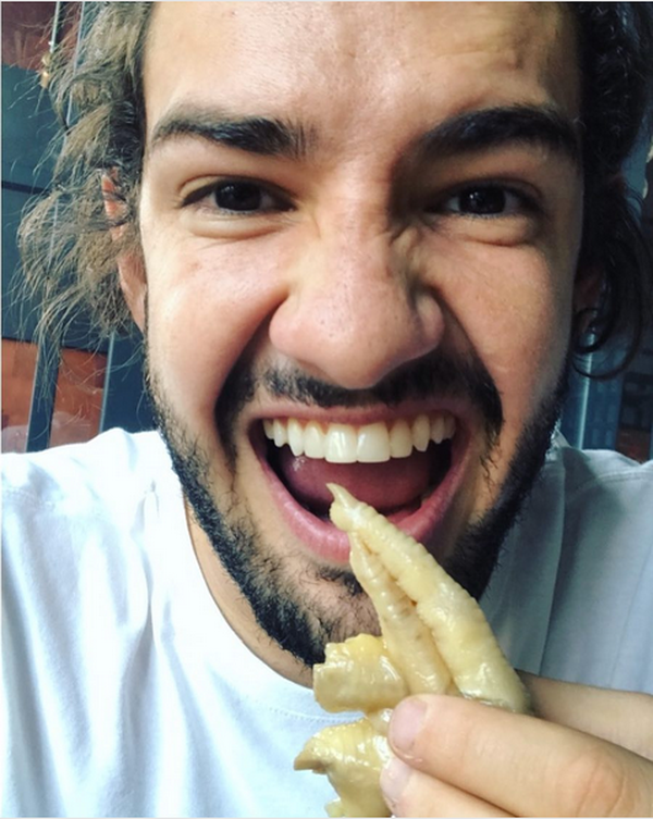 Pato garante que foto comendo pé de galinha não foi provocação a corintianos