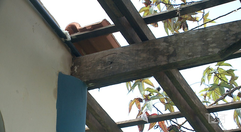Bandidos entraram pelo telhado e roubaram a merenda da escola — Foto: Reprodução/TV Mirante