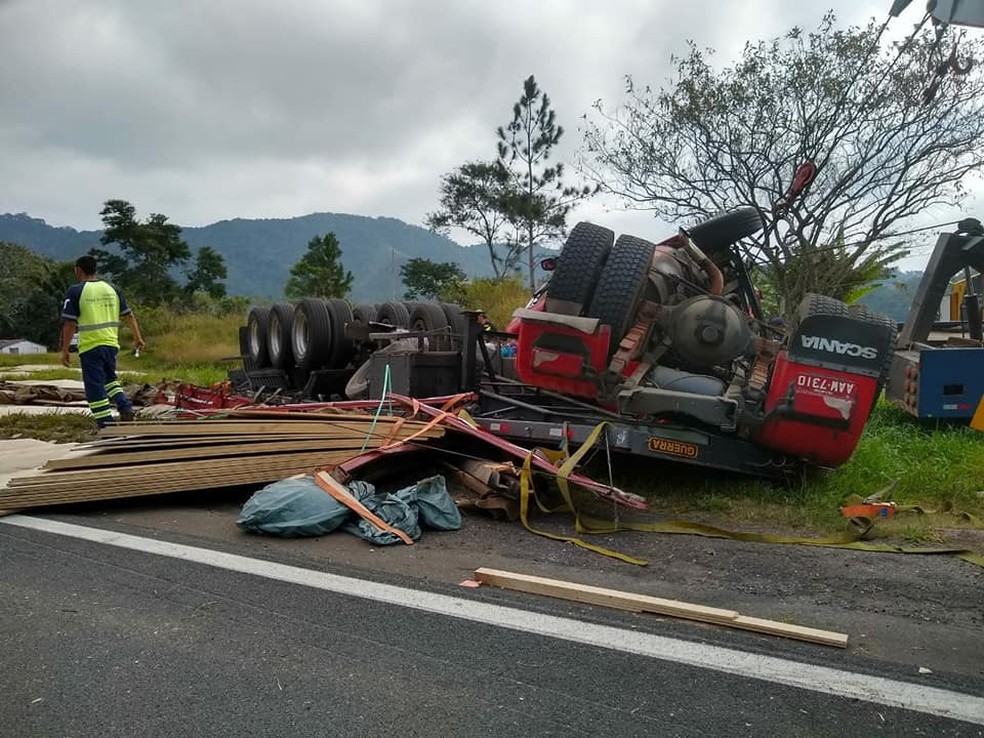 Carreta capotou na rodovia RÃ©gis Bittencourt, em Cajati (Foto: DivulgaÃ§Ã£o/Arteris)