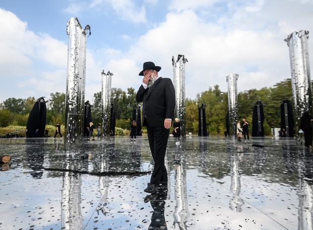 Judeu observa a instalação Mirror Field, em Kiev, que lembra as vítimas do Holocausto no país (Foto: Maxym Demidenko-Rayzman e Denis Shabanov / Mirror Field)