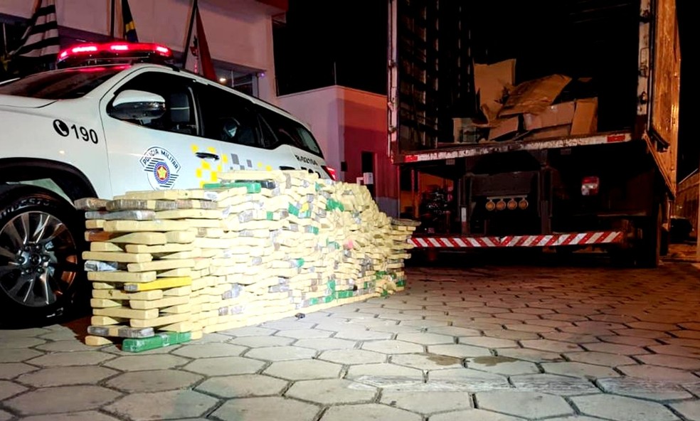 Polícia apreende mais de meia tonelada de maconha em caminhão de mudança em Agudos — Foto: Polícia Rodoviária/Divulgação