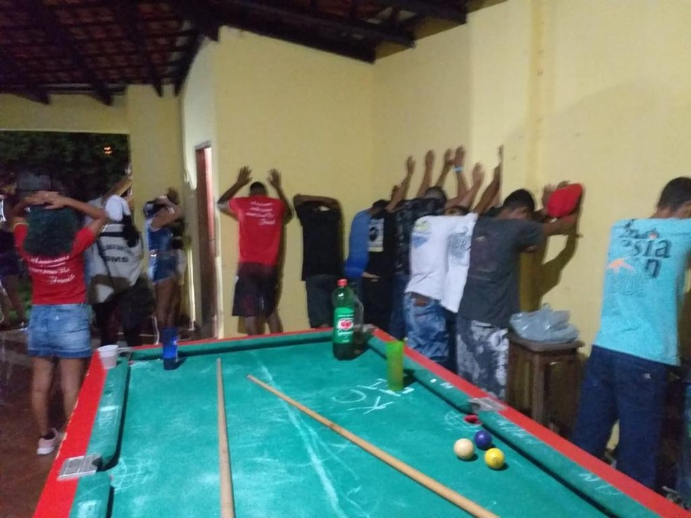 Uma festa com aglomeração e presença de adolescentes foi fechada na madrugada deste domingo (28) em Cáceres — Foto: PMMT