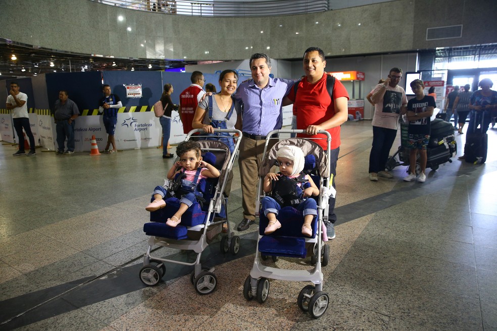 A família foi recebida, no Aeroporto de Fortaleza, pelo médico Eduardo Jucá, que acompanhará a evolução de Maria Ysabelle e Maria Ysadora.  — Foto: Fabiane de Paula