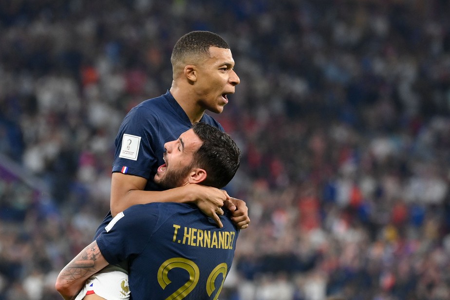 Mbappé e Theo Hernandez comemoram gol do atacante contra a Dinamarca, no segundo jogo da França na Copa