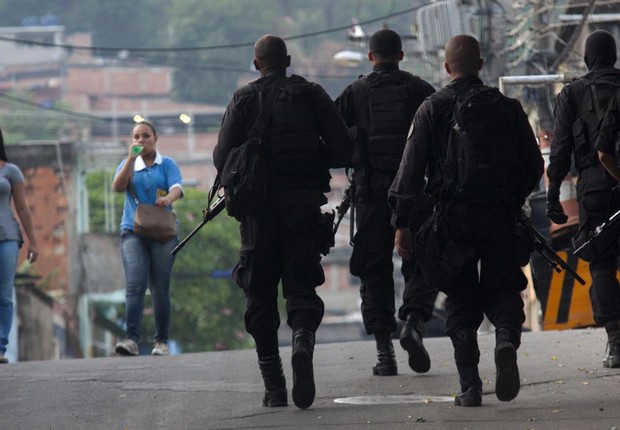 Policiais patrulham morro no Rio de Janeiro (Foto: Valter Campanato/Agência Brasil)