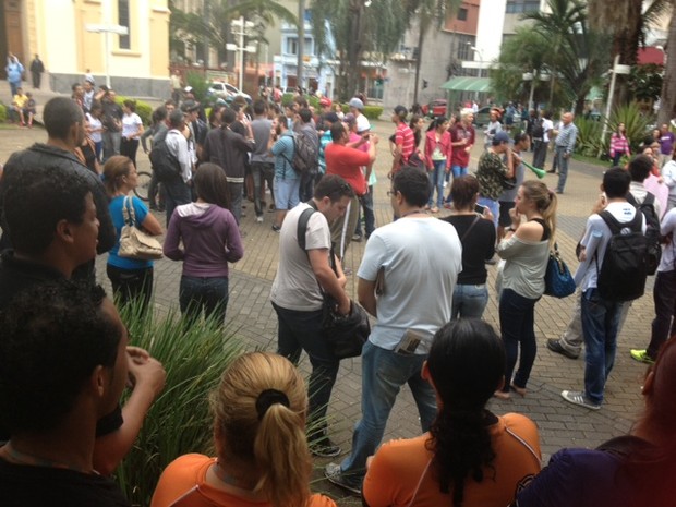 Pequeno grupo de estudantes iniciaram os protestos pelas ruas de Jundiaí na Praça da Igreja Matriz (Foto: Luana Eid/G1)