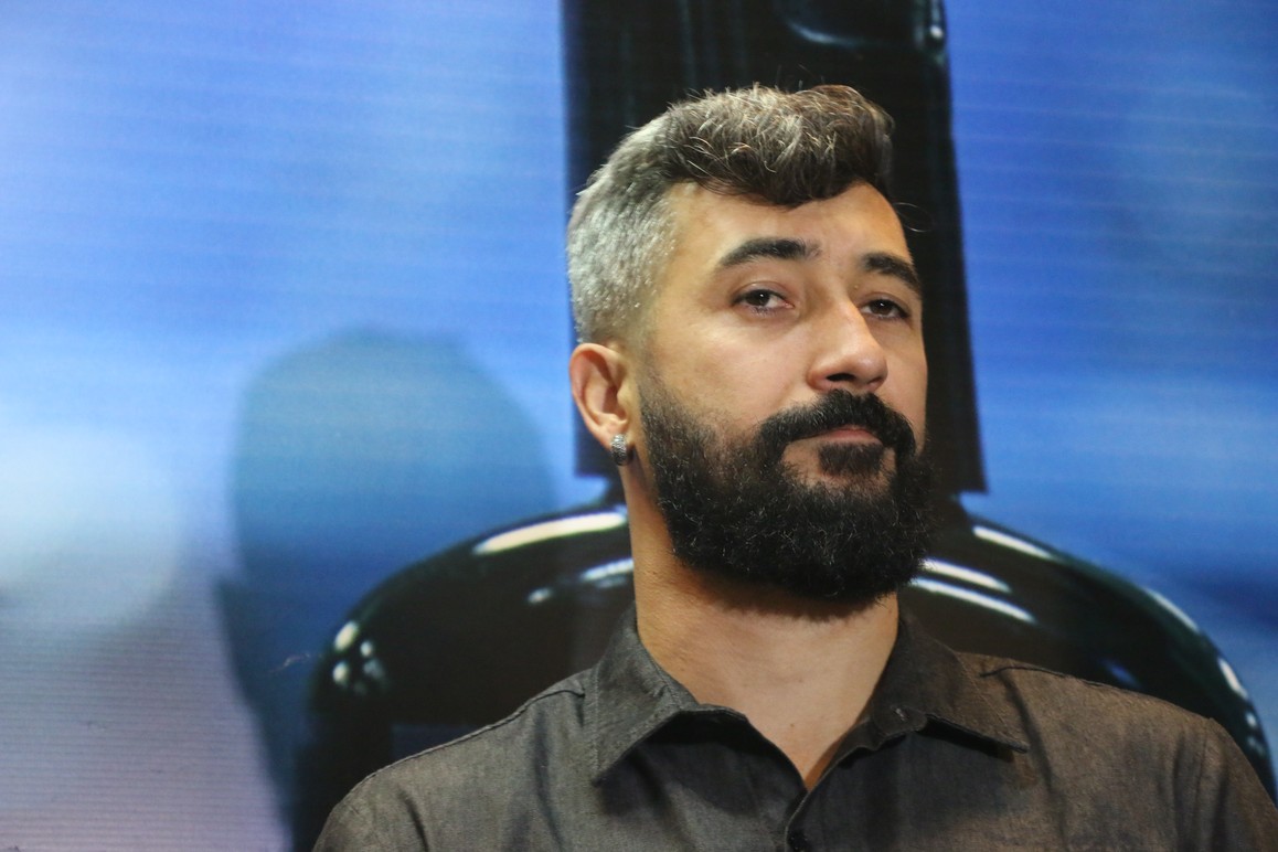 Barba, cabelo e... família: Douglas supera lesão com negócios e irreverência