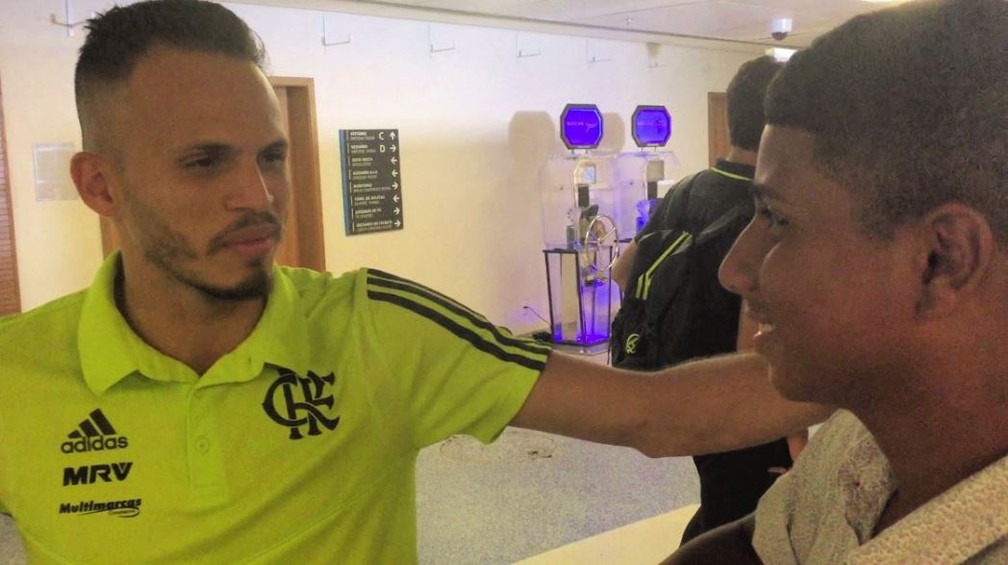 Ren&ecirc; deu entrevista e incentivo para Matheus perseguir o sonho de se tornar jornalista mesmo diante das dificuldades &mdash; Foto: Thiago Lima