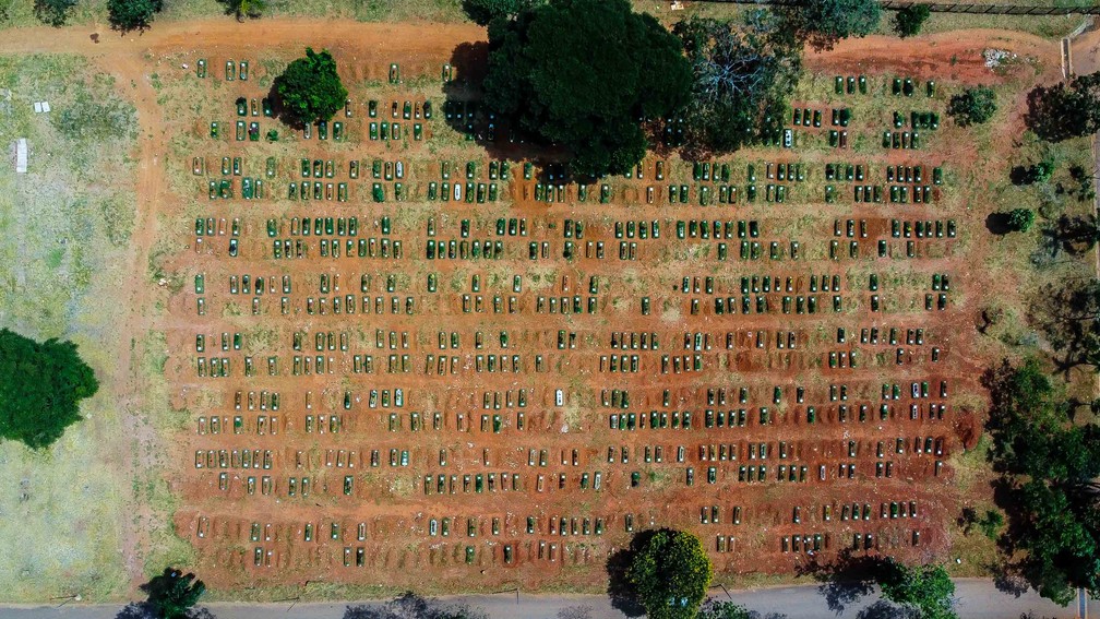 Vista aérea do Cemitério da Vila Formosa, na zona leste de São Paulo, nesta quarta-feira, 17 de março de 2021, em meio ao aumento de mortes da pandemia de Covid-19 (coronavírus) no Brasil. — Foto: André Pera/Pera Photo Press/Estadão Conteúdo