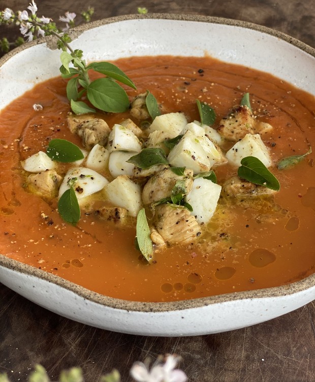 Sirva a sopa de tomate com os cubos de frango, a muçarela de búfala temperada e as folhas de manjericão (Foto: Divulgação)