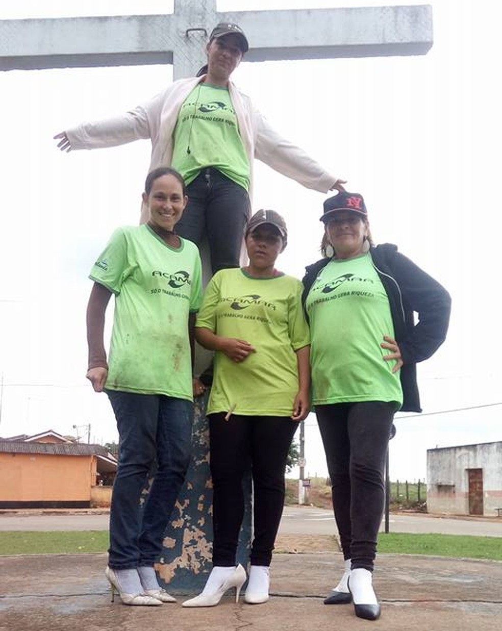 Catadoras de materiais recicláveis participam de concurso de beleza (Foto: Divulgação/Acamar)