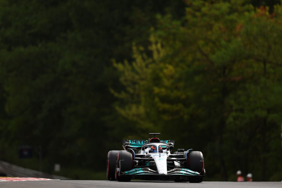 George Russell leva pole position no GP da Hungria — Foto: Francois Nel/Getty Images