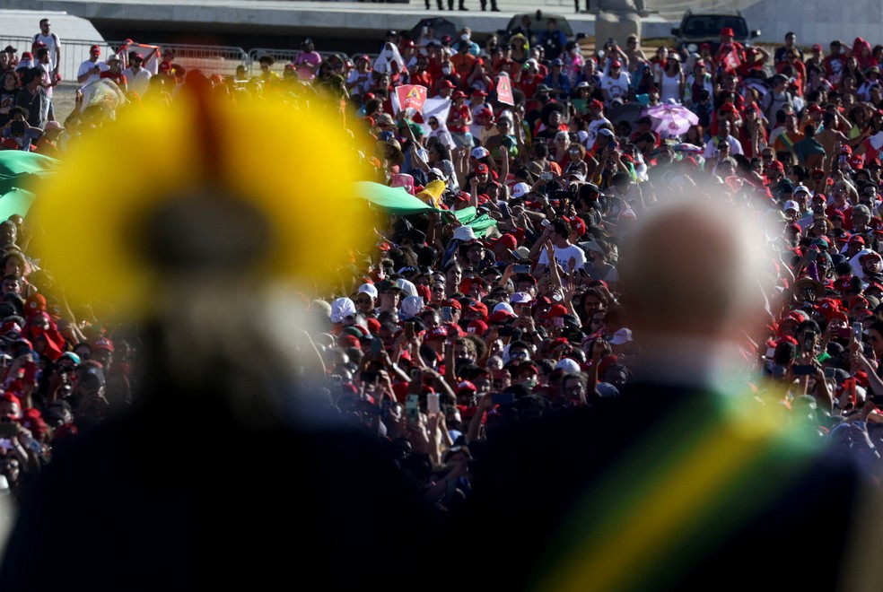 Lula e Caique Raoni observam a multidão durante a cerimônia de posse — Foto: REUTERS/Ricardo Moraes