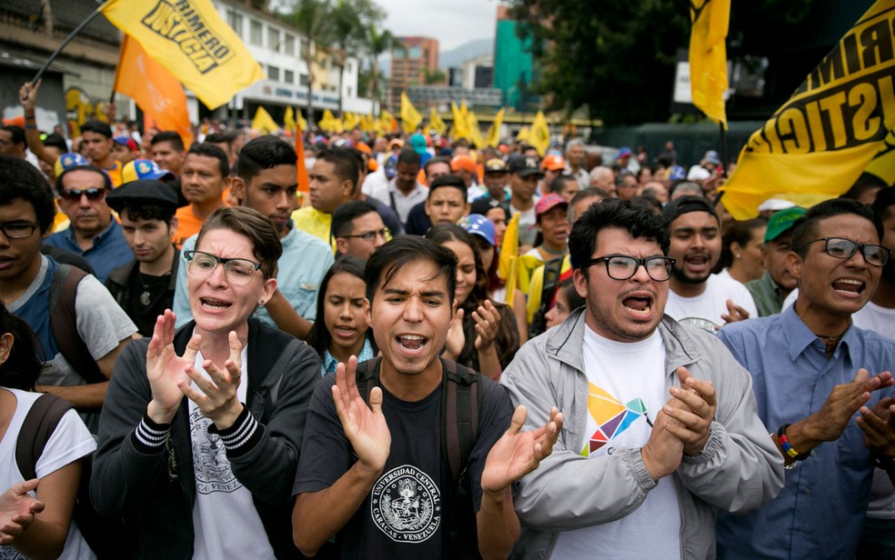 Pessoas gritam ‘chega de ditadura’ durante protesto contra as eleições presidenciais em Caracas, na Venezuela (Foto: AP Photo/Ariana Cubillos)