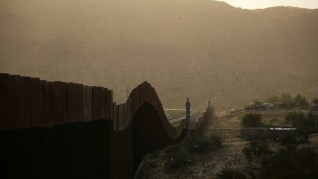 Parte recém-construída do muro na fronteira EUA-México (Foto: Reuters, via BBC)