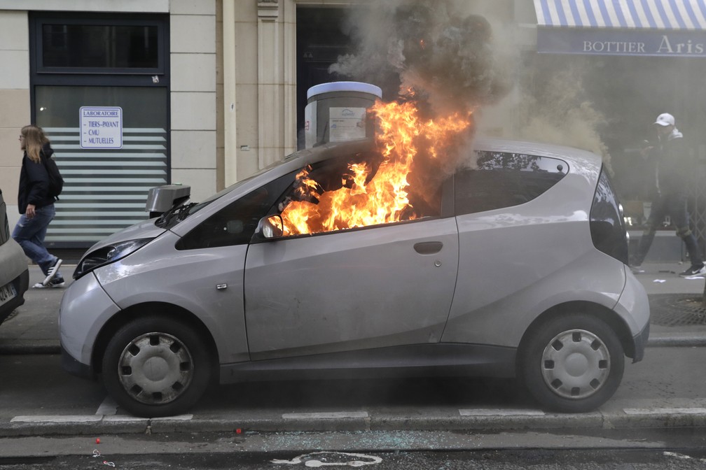 Carro Ã© destruÃ­do por manifestantes no Dia do Trabalho, em Paris (Foto: Thomas Samson/AFP)