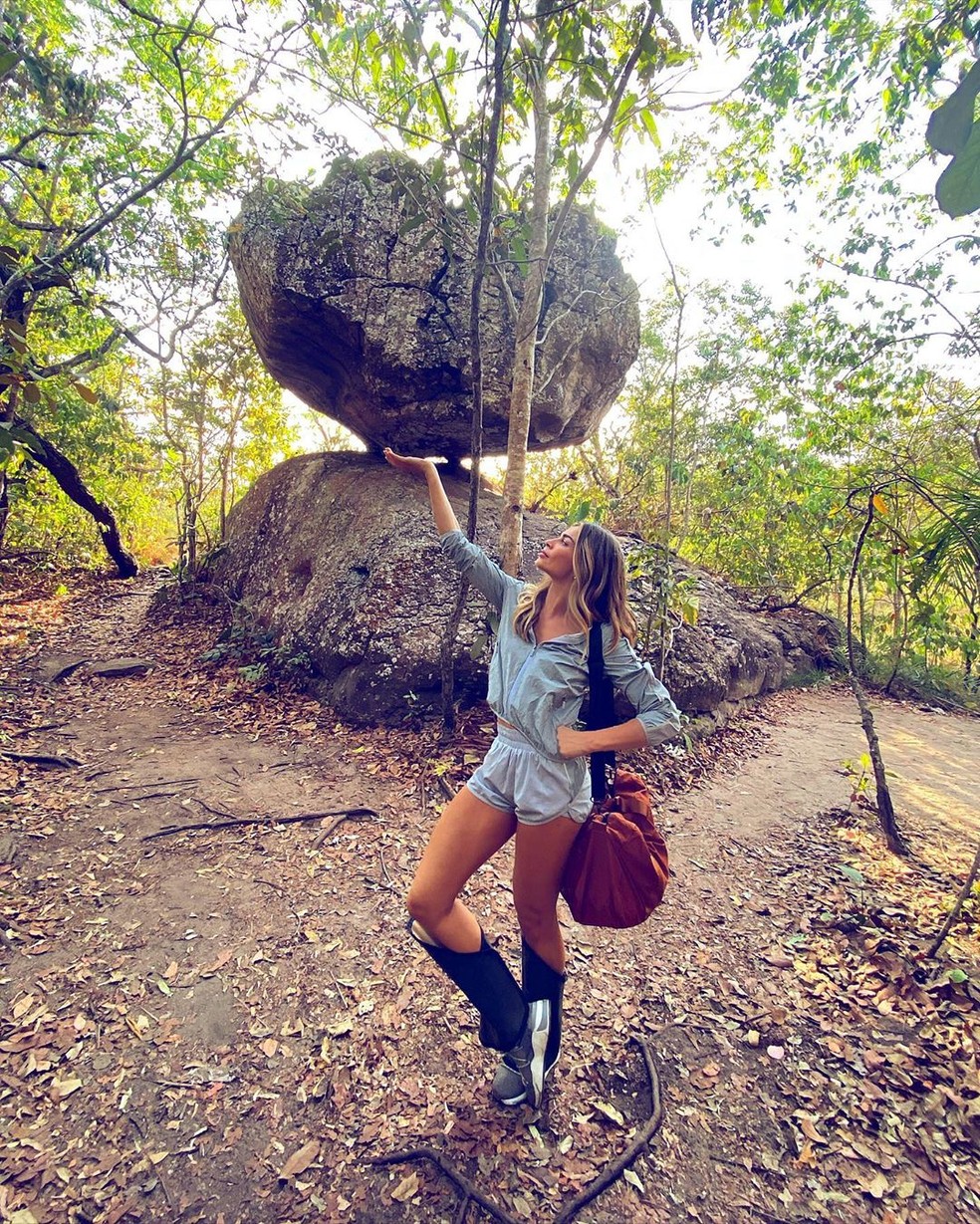 Grazi Massafera posa em frente à Pedra do Equilíbrio, na Chapada dos Guimarães — Foto: Reprodução/Instagram