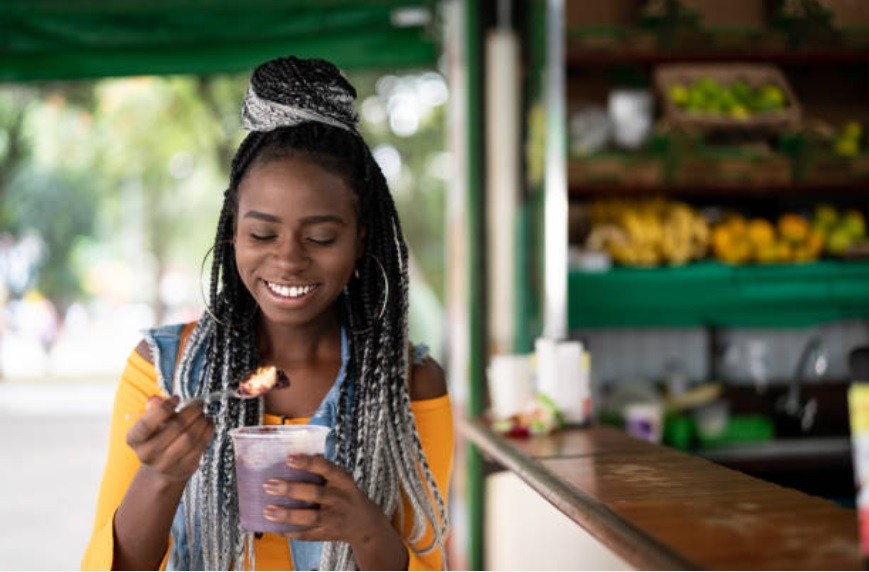 Mulher comendo açaí (Foto: Getty Images)