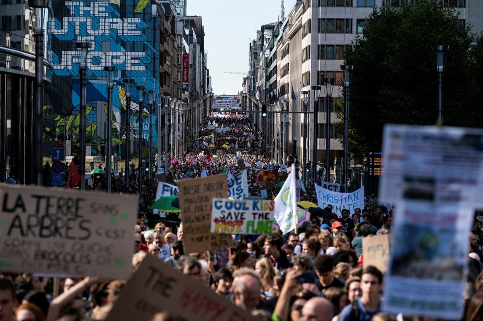 Manifestação pelo clima em Bruxelas, na Bélgica, nesta sexta (20). — Foto: Kenzo TRIBOUILLARD / AFP