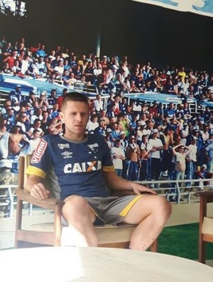 Empresário de Ezequiel posta foto do jogador com a camisa do Cruzeiro