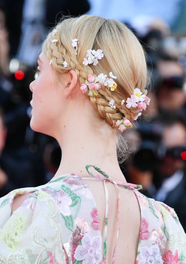 CANNES, FRANCE - MAY 15: Elle Fanning, hair detail, attends the screening of "Les Miserables" during the 72nd annual Cannes Film Festival on May 15, 2019 in Cannes, France. (Photo by George Pimentel/WireImage) (Foto: WireImage)