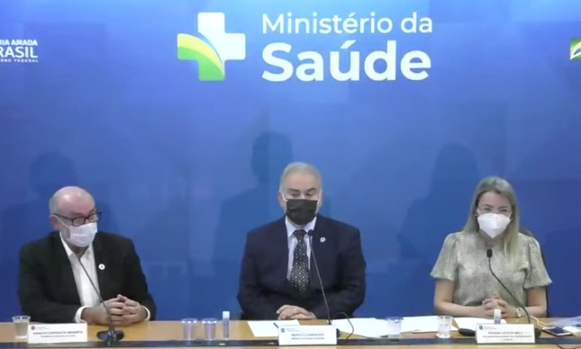 O ministro da Saúde, Marcelo Queiroga, entre os secretários de Vigilância, Arnaldo Medeiros, e da Covid, Rosana Leite