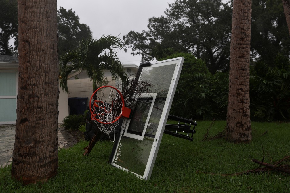 Uma cesta de basquete fica no chão enquanto o furacão Ian atinge o sudoeste da Flórida, em Tampa, EUA — Foto: Shannon Stapleton/Reuters